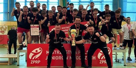 Powiększ grafikę: Zwycięska drużyna Port Service Wybrzeże Gdańsk pozuje do zdjęcia.