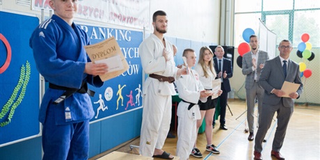 Powiększ grafikę: Wyróżnieni zawodnicy judo prezentują dyplomy i wyróżnienia.