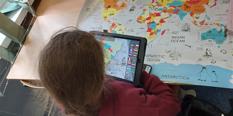 Powiększ grafikę: Dziewczęta i chłopcy z 4m podczas udziału w interaktywnych quizach z projektu ARETE rozszerzona rzeczywistość.
