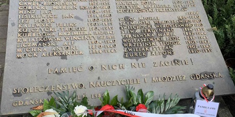 Powiększ grafikę: Spotkanie przy Płycie Pomordowanych Nauczycieli w Gdańsku 