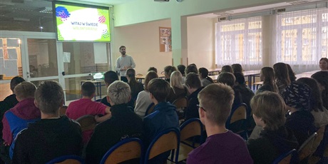 Powiększ grafikę: Młodzież na spotkaniu z koordynatorem Regionalnego Centrum Wolontariatu w ECS w Gdańsku.