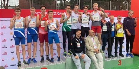 Powiększ grafikę: srebrny-medal-na-pzla-mistrzostwach-polski-w-sztafetach-210895.jpg