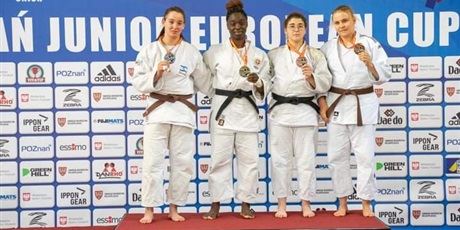 Powiększ grafikę: Paulina na podium podczas Junior European Cup w Judo wraz z innymi zawodniczkami pozuje do zdjęcia prezentując brązowy medal