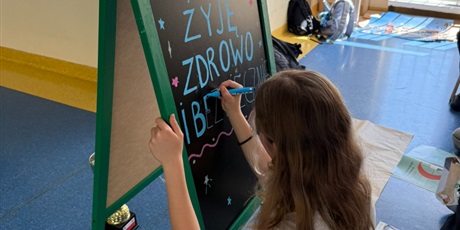 Powiększ grafikę: Tydzień bezpieczeństwa pod chasłem „Żyj zdrowo i bezpiecznie”.