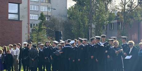 Powiększ grafikę: uczniowie-zssims-przy-plycie-pomordowanych-nauczycieli-w-gdansku-717063.jpg