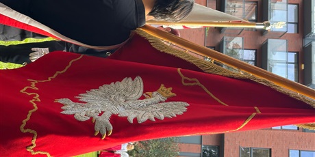 Powiększ grafikę: uczniowie-zssims-przy-plycie-pomordowanych-nauczycieli-w-gdansku-717064.jpg