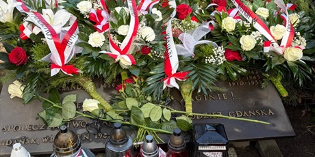 Uczniowie ZSSiMS przy Płycie Pomordowanych Nauczycieli w Gdańsku