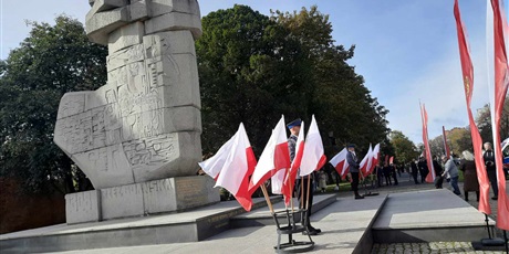 Powiększ grafikę:  Uroczystości pod pomnikiem Tym co za wolność Gdańska.