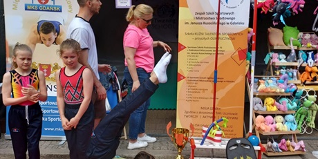 Powiększ grafikę: Stoisko ZSSiMS na Viva Oliwa. Pokazy gimnastyczne