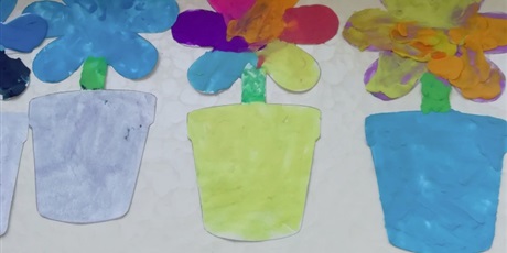 Powiększ grafikę: Prace dzieci ze świetlicy szkolnej. Kwiatki w doniczkach wykonane techniką mieszaną - malowanie plasteliną. 