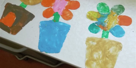 Powiększ grafikę: Prace dzieci ze świetlicy szkolnej. Kwiatki w doniczkach wykonane techniką mieszaną - malowanie plasteliną. 