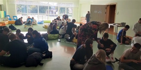 Powiększ grafikę: w-zeszlym-tygodniu-w-naszej-szkole-odbyly-sie-zajecia-z-okazji-tygodnia-szczescia-pod-haslem-ciekawi-siebie-ciekawi-swiata-ponizej-fotorelacja-558200.jpg