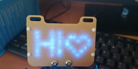 Powiększ grafikę: Napis "HI serce" wyświetlony na wyświetlaczu LED robota mBot.