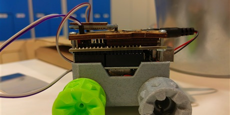 Powiększ grafikę: Robot skonstruowany z płytki Arduino i elementów druku 3D.