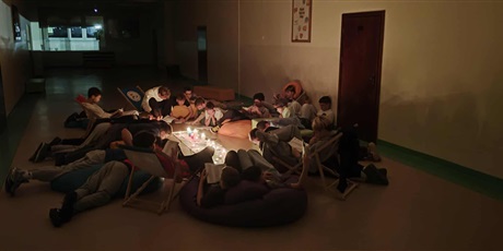 Wieczorne czytanie Dziadów Adama Mickiewicza