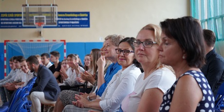 Powiększ grafikę: Uczniowie i nauczyciele ZSSiMS na rozpoczęciu roku szkolnego 2022/2023.