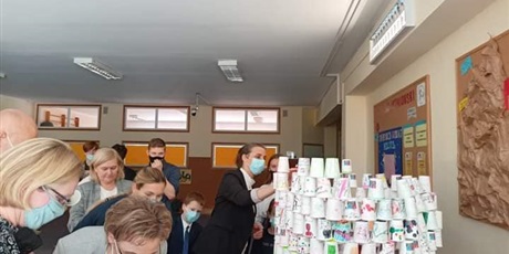 Powiększ grafikę: Spotkanie Pani Wiceprezydent z uczniami ZSSiMS. Spotkanie z uczniami. Układanie wieży "Super Mocy". 