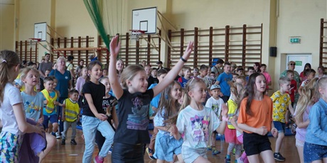 Powiększ grafikę: zaczynamy-miniolimpiade-dzieci-dzieciom-446946.jpg