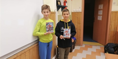 Powiększ grafikę: Karol i Wojtek  zdobywcy II i III miejsca w konkursie "Pokoloruj obrazek"