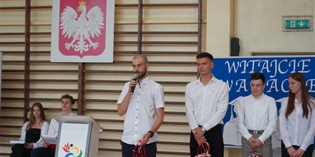 Powiększ grafikę: zakonczenie-roku-szkolnego-454866.jpg