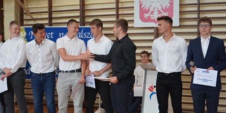 Powiększ grafikę: zakonczenie-roku-szkolnego-454885.jpg