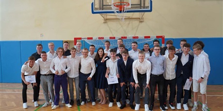 Powiększ grafikę: zakonczenie-roku-szkolnego-454906.jpg