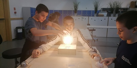 Dzieci z CMI na warsztatach Labkooperacja w Centrum Experyment